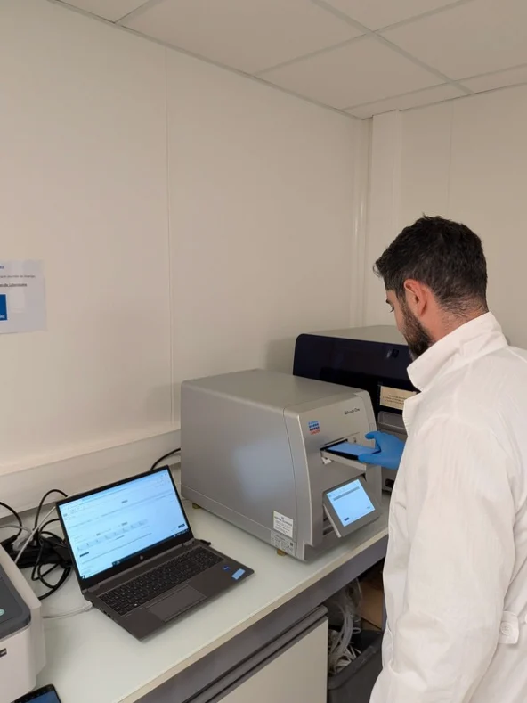 Maxime Lambert, ingénieur laboratoire, place une plaque dans le système de PCR digitale