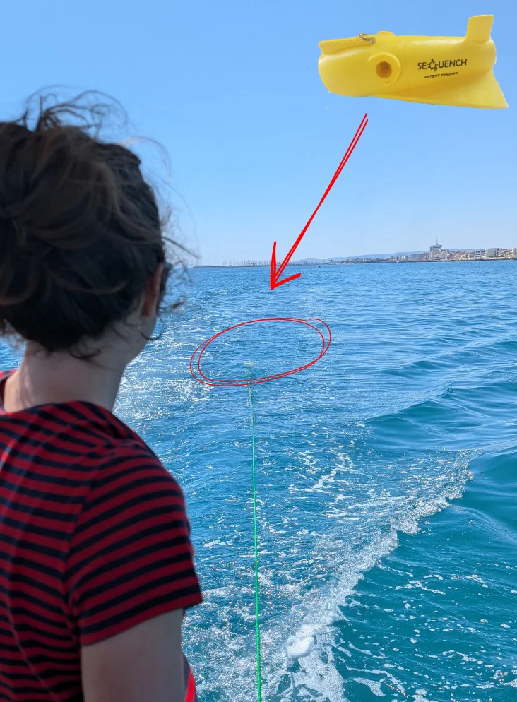 Torpille tractée derrière un bateau lors d’un prélèvement